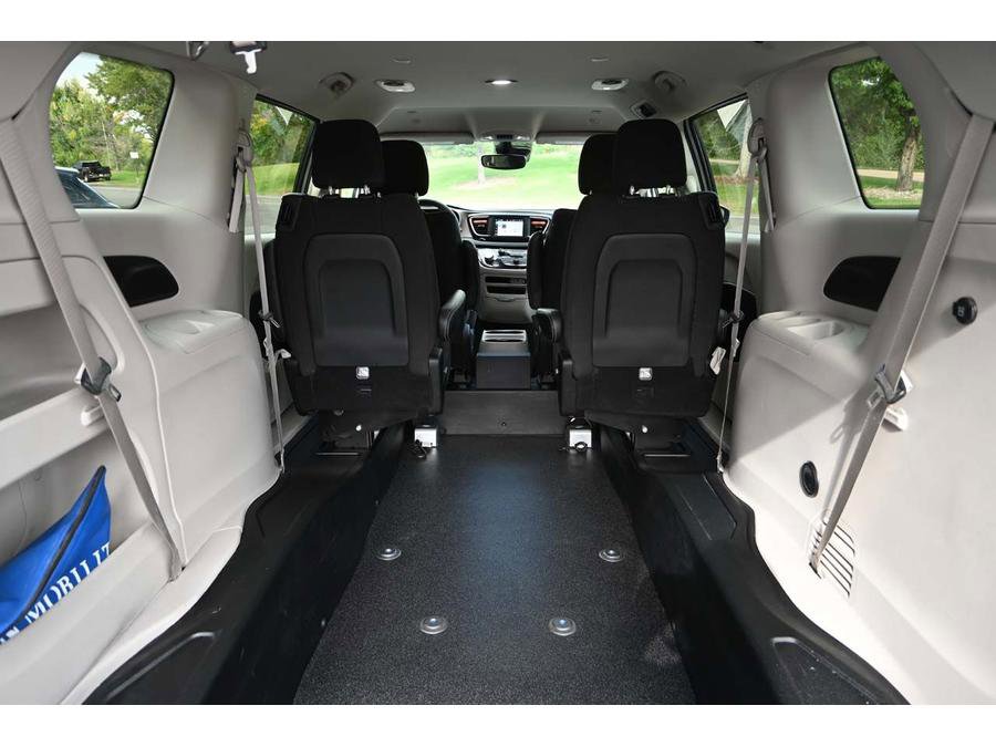 Used 2023 Chrysler Voyager LX image 21