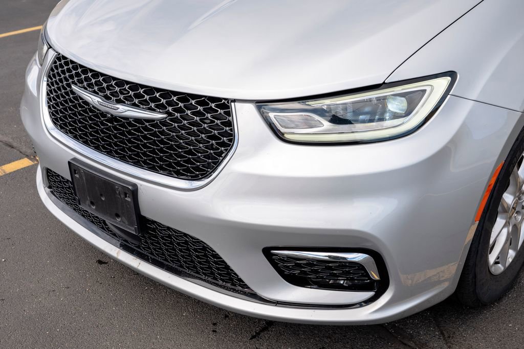 Used 2024 Chrysler Pacifica Touring-L image 10