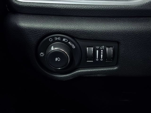 Used 2025 Chrysler Pacifica Limited FWD image 39