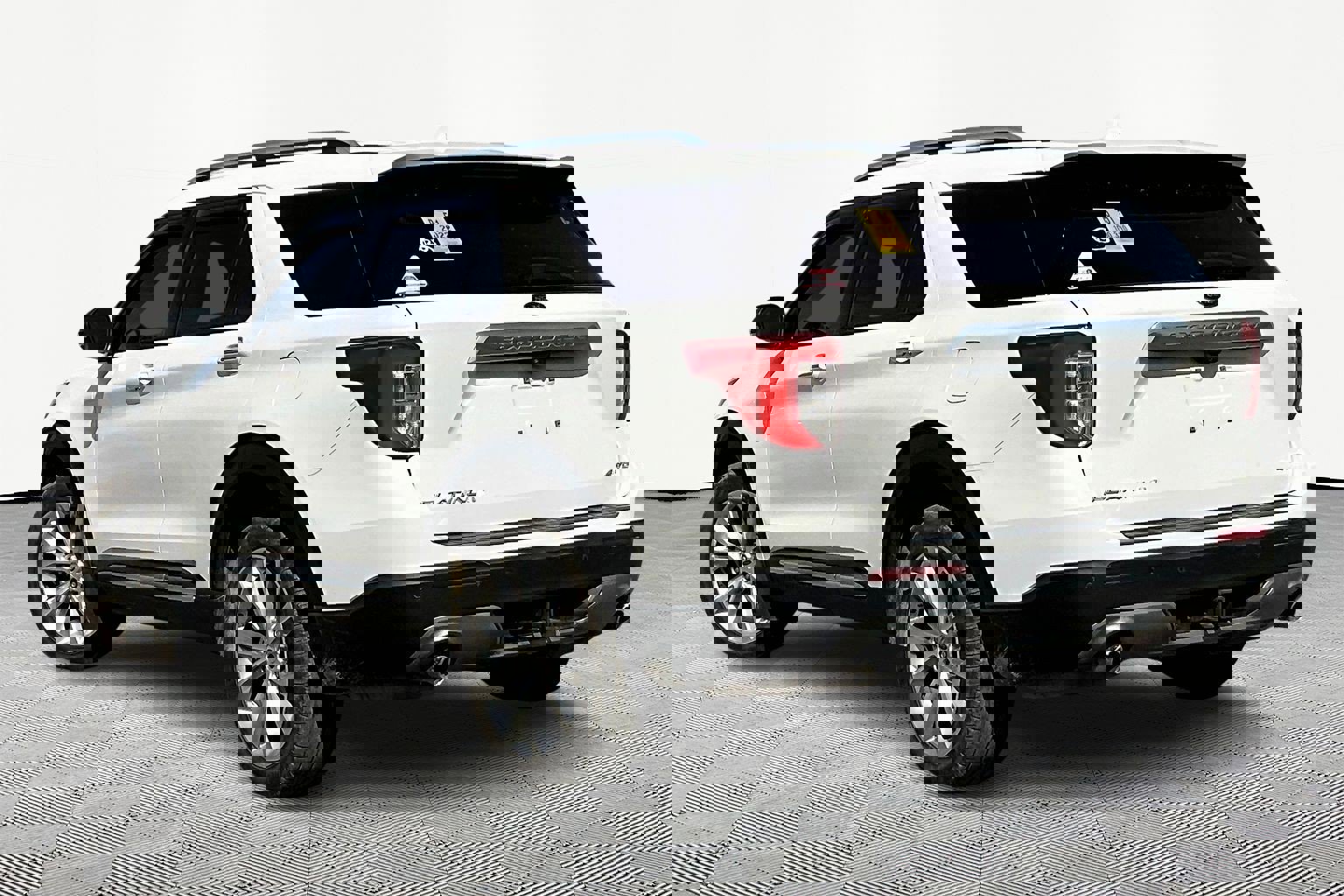 Used 2022 Ford Explorer Platinum w/ Technology Package image 4