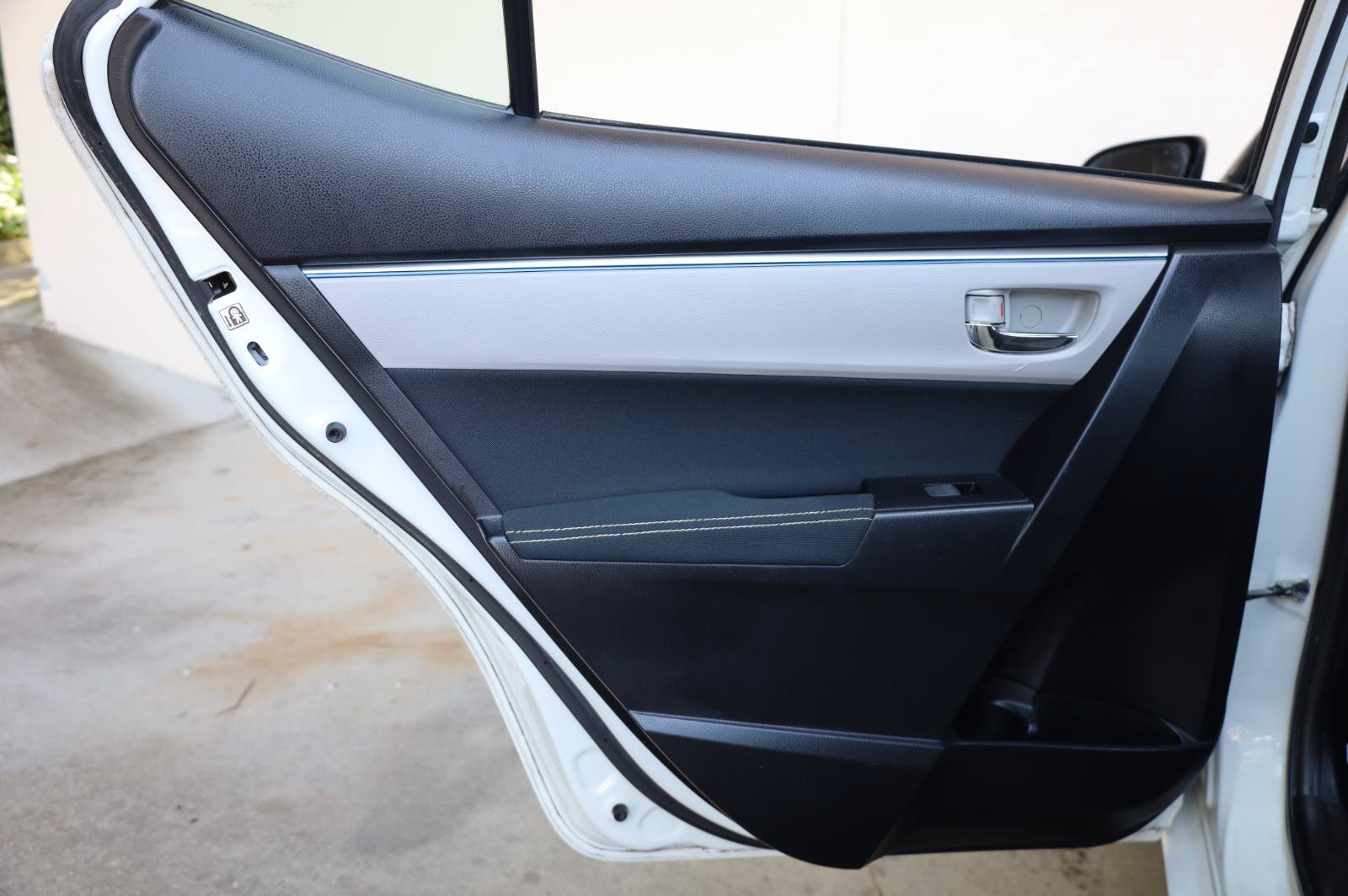 Used 2014 Toyota Corolla LE FWD image 17