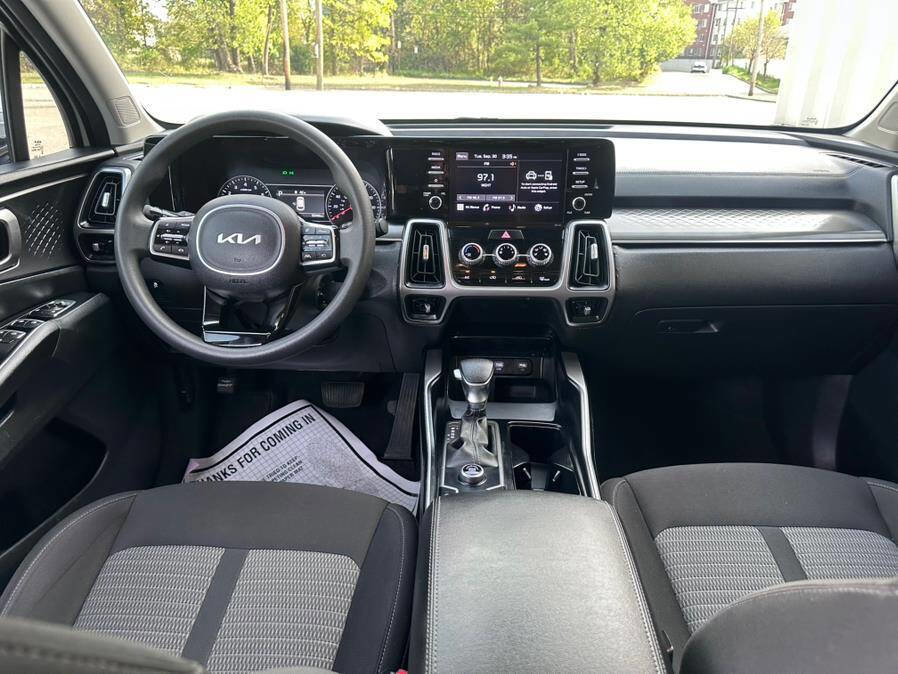 Used 2023 Kia Sorento LX image 32