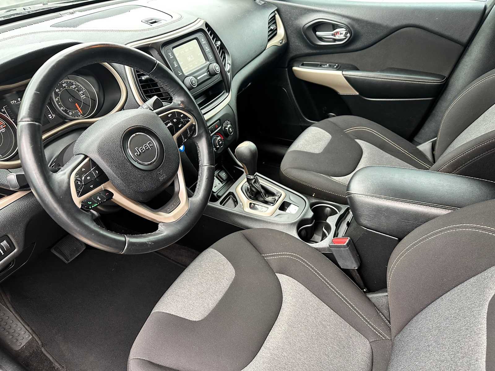 Used 2018 Jeep Cherokee Latitude w/ Altitude Package FWD image 7