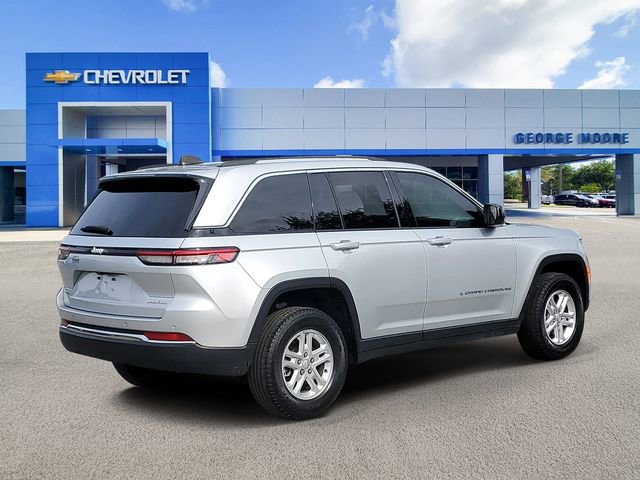 Used 2023 Jeep Grand Cherokee Laredo image 4