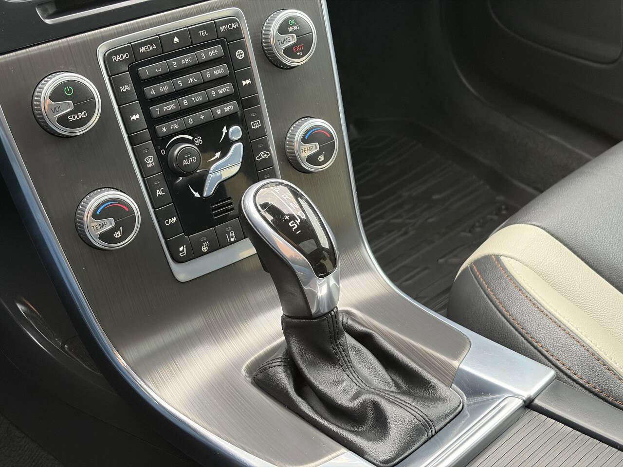 Used 2016 Volvo V60 T5 Cross Country Platinum w/ Climate Package image 32