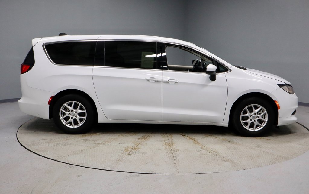 Used 2023 Chrysler Voyager LX image 7