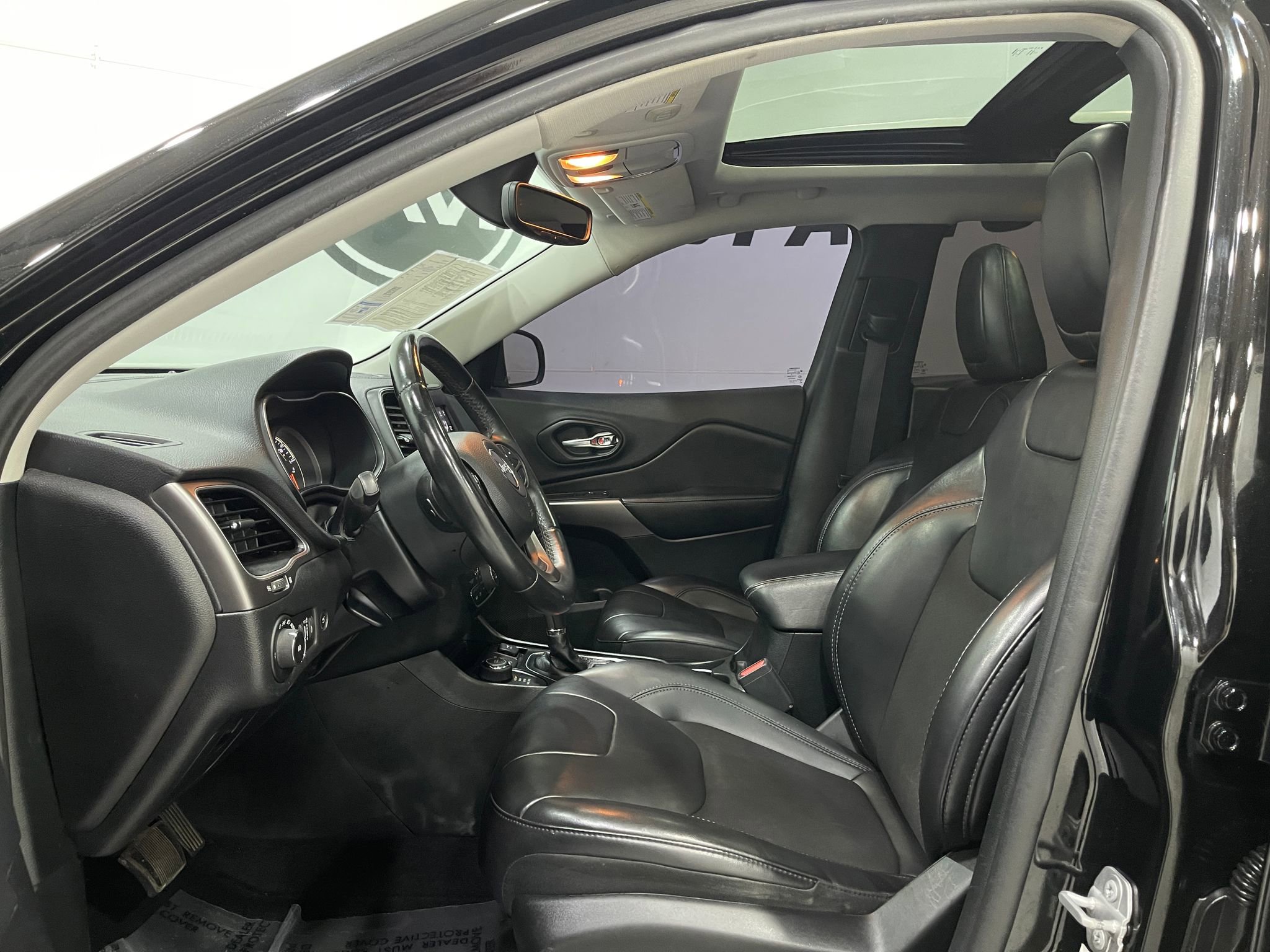 Used 2019 Jeep Cherokee Latitude Plus w/ Comfort/Convenience Group AWD/4WD image 12