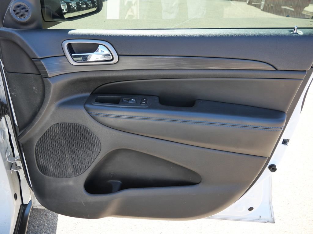 Used 2019 Jeep Grand Cherokee Laredo image 16