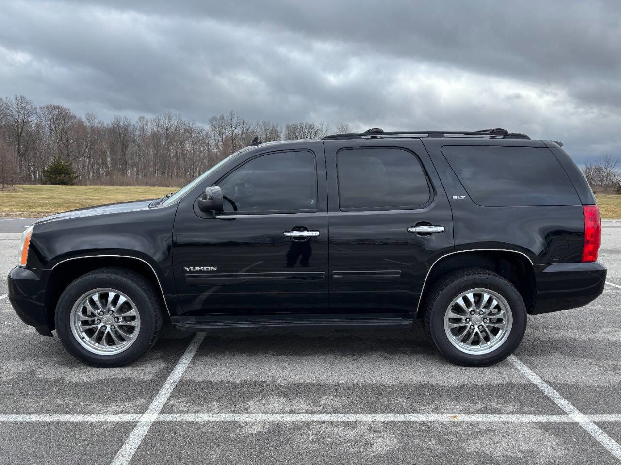 Used 2011 GMC Yukon SLT w/ SLT-2 Equipment Package image 1