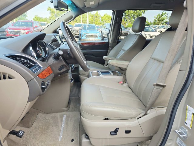 Used 2015 Chrysler Town & Country Touring FWD image 8