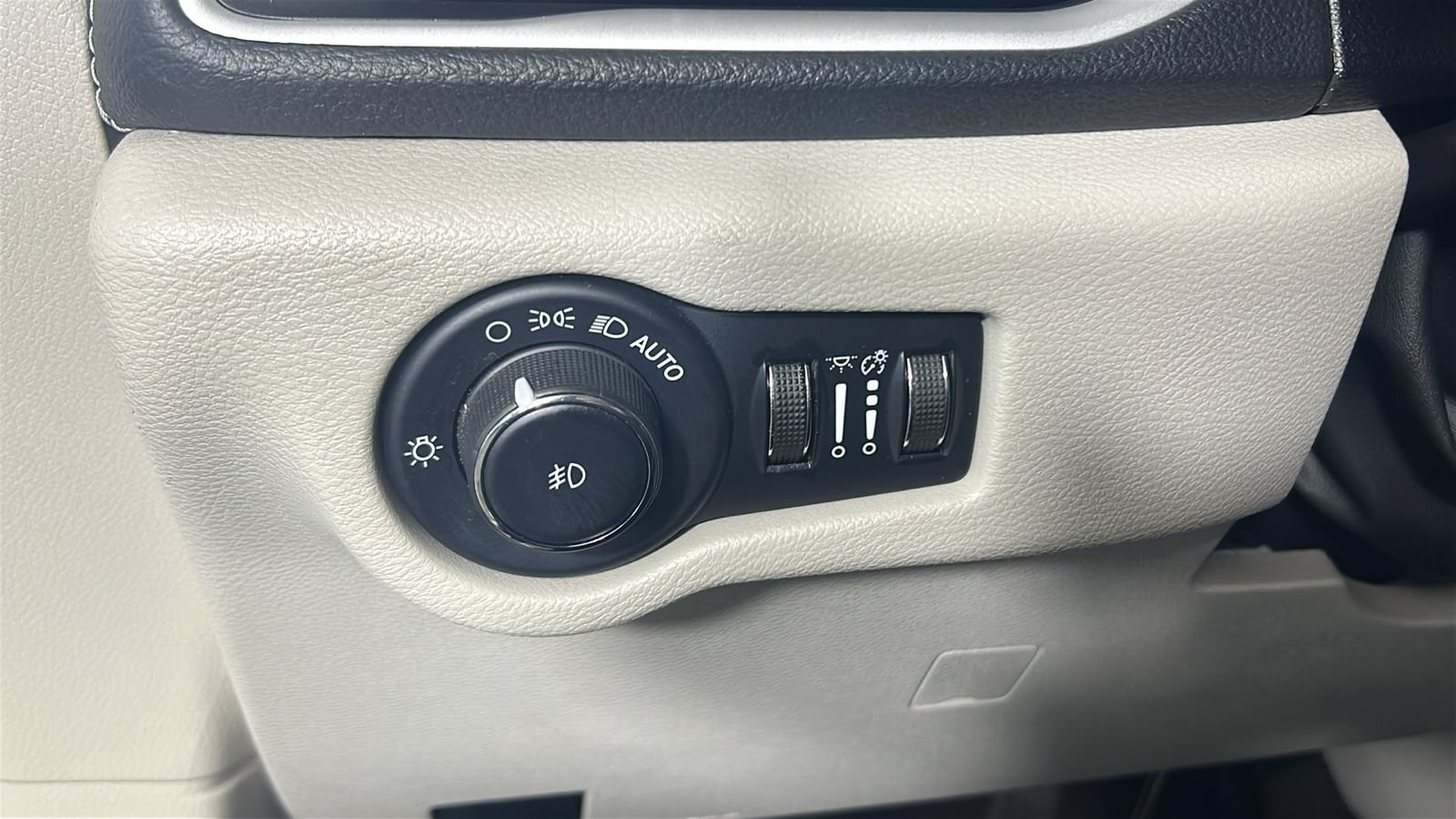 Used 2023 Chrysler Pacifica Touring-L FWD image 20