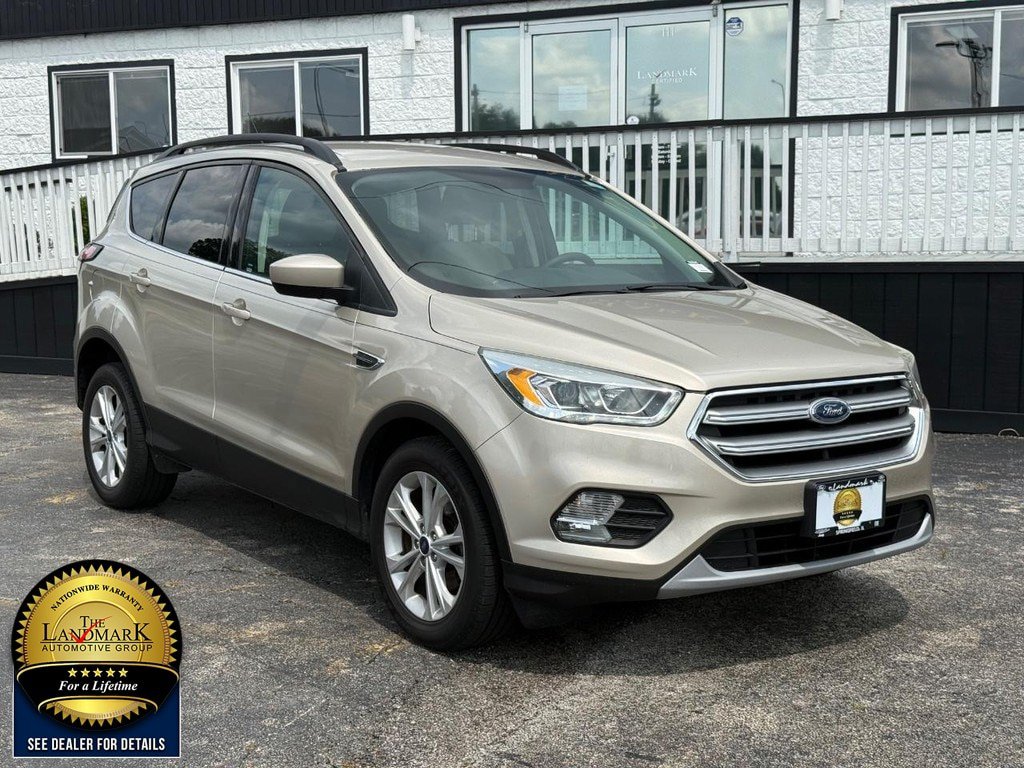 Used 2017 Ford Escape SE w/ Equipment Group 201A FWD image 3