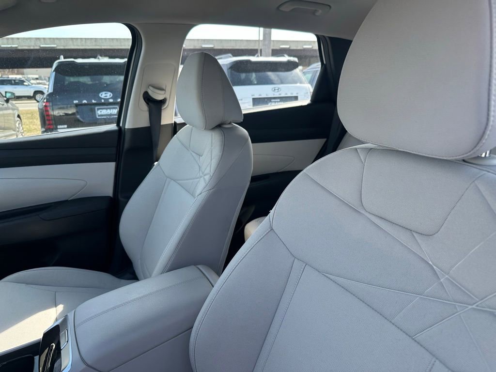 Used 2025 Hyundai Tucson SE image 23