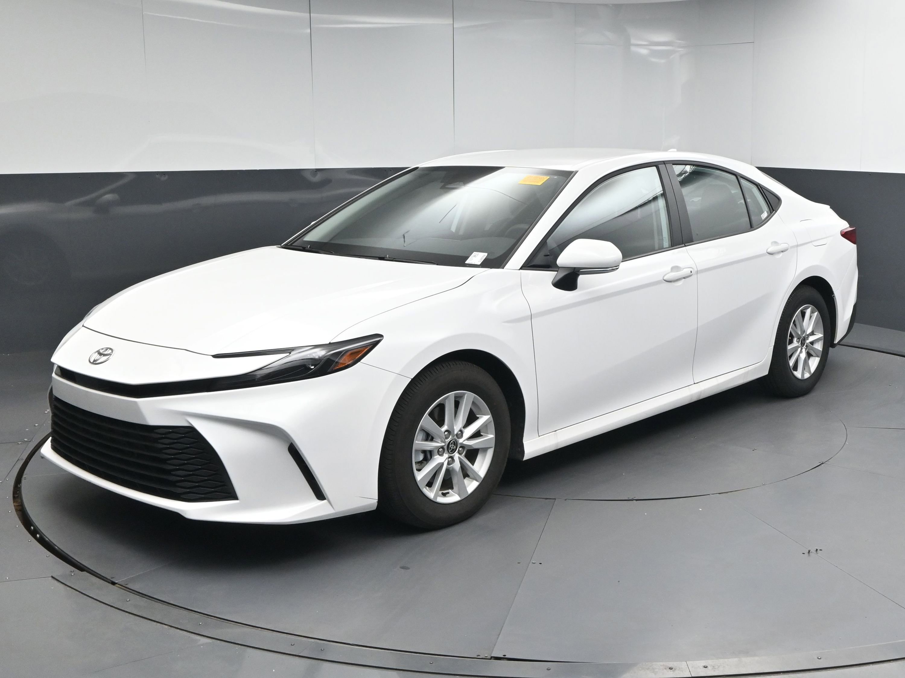 Used 2025 Toyota Camry LE w/ Convenience Package image 4