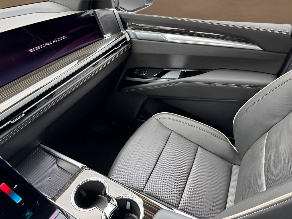 Certified 2025 Cadillac Escalade Premium Luxury AWD/4WD image 29