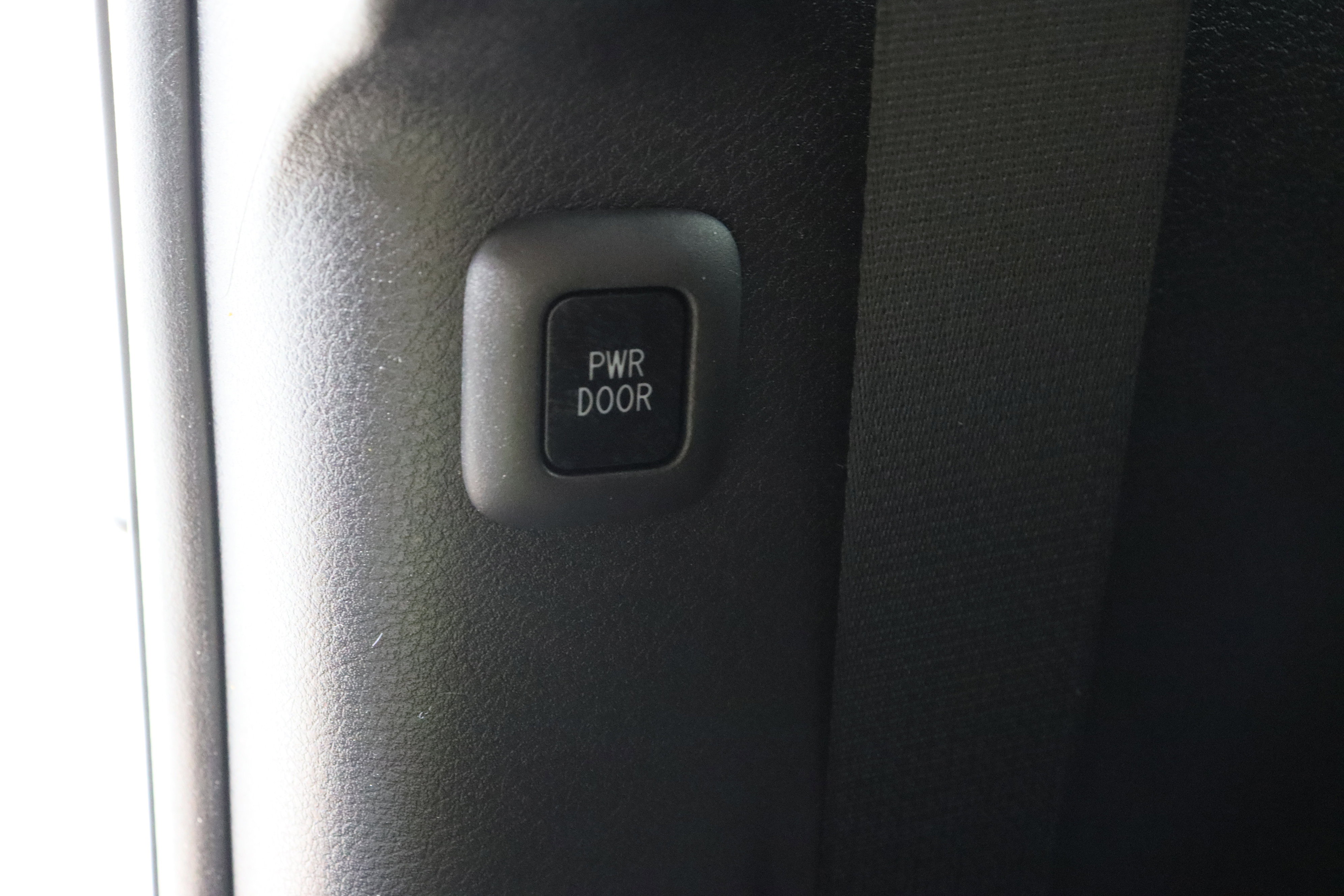 Used 2025 Toyota Sienna XLE Woodland Edition image 31