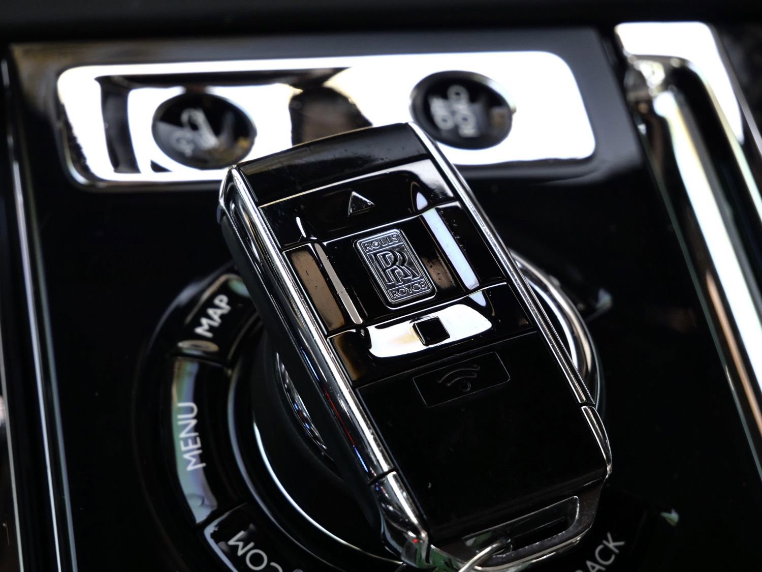 Certified 2022 Rolls-Royce Cullinan Black Badge w/ Dark Exterior Package AWD/4WD image 34