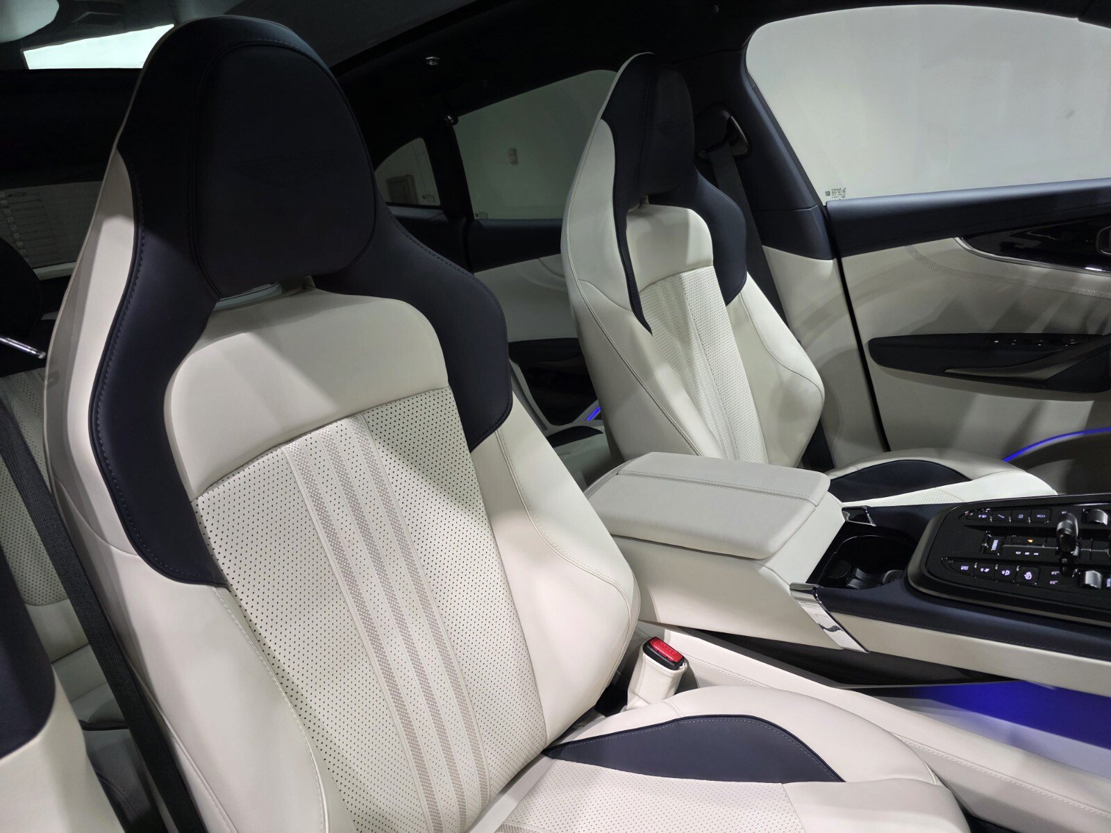 Used 2025 Aston Martin DBX 707 AWD/4WD image 24