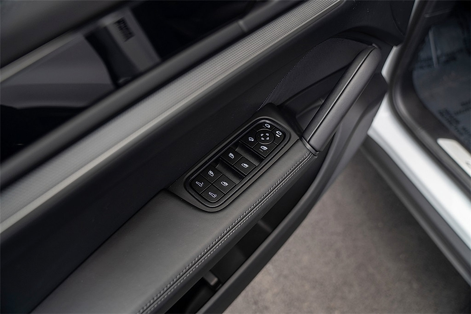 Used 2025 Porsche Cayenne S AWD/4WD image 18