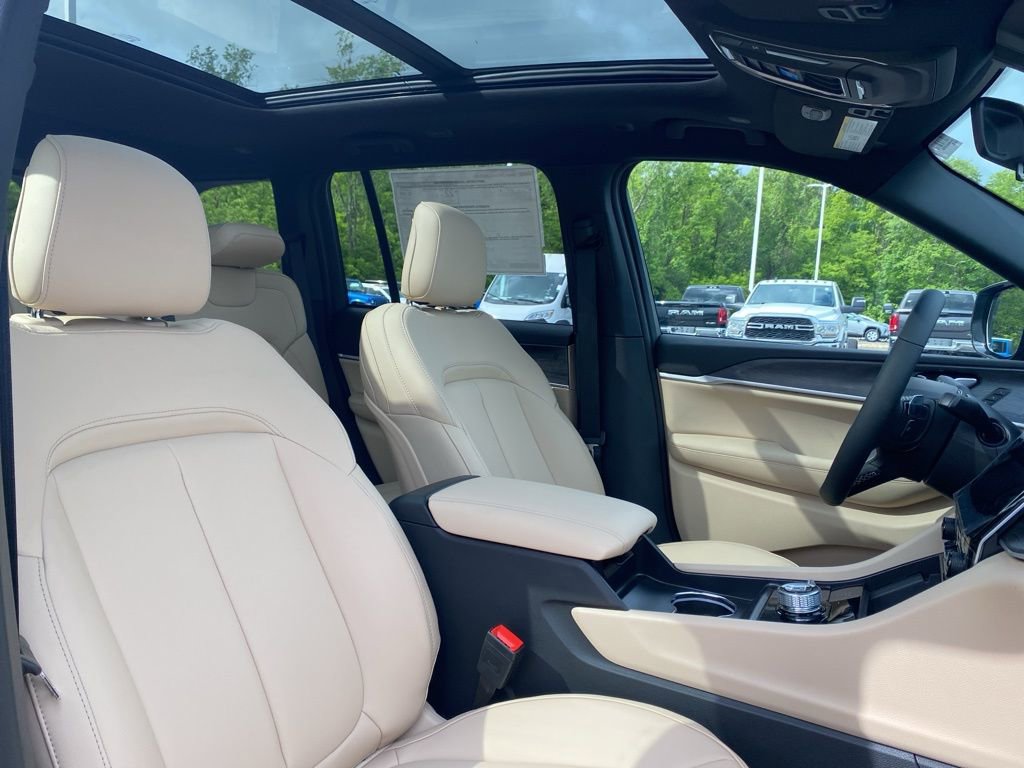 New 2025 Jeep Grand Cherokee Limited w/ Black Appearance Package image 11