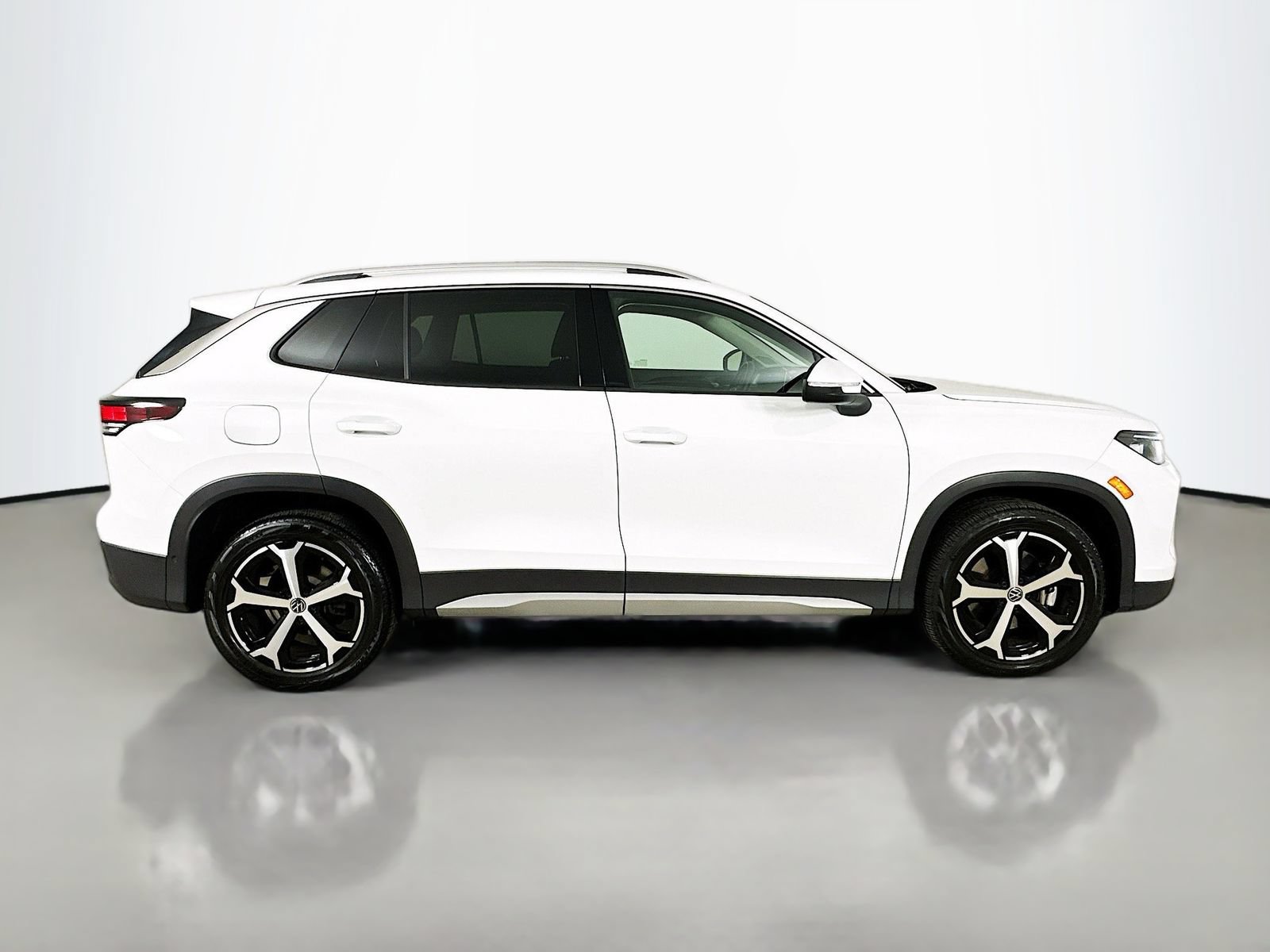 Used 2025 Volkswagen Tiguan SE AWD/4WD image 4