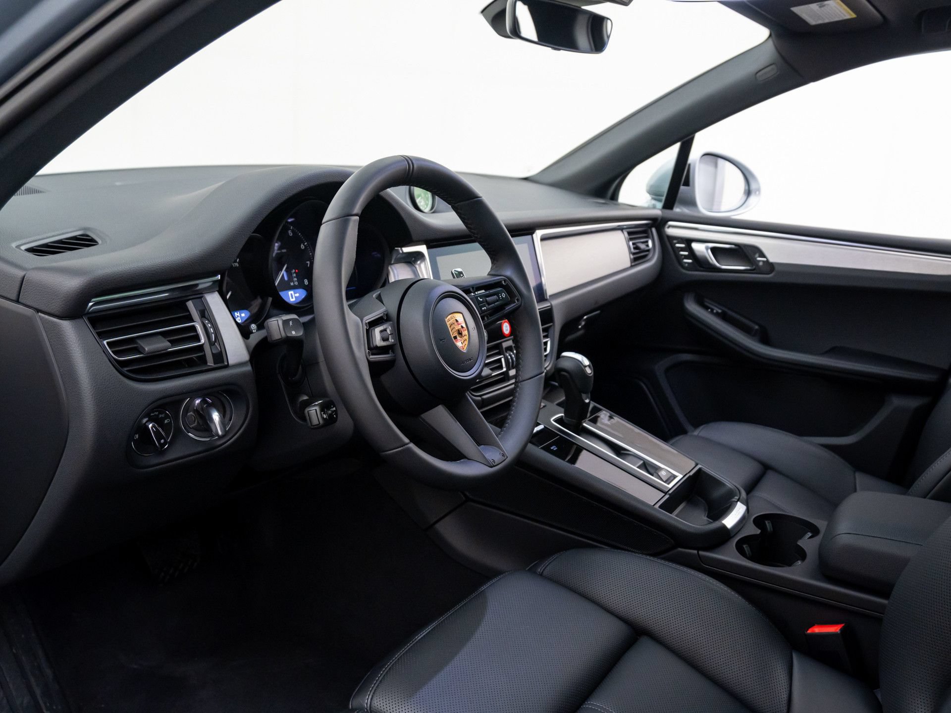Certified 2026 Porsche Macan AWD/4WD image 4