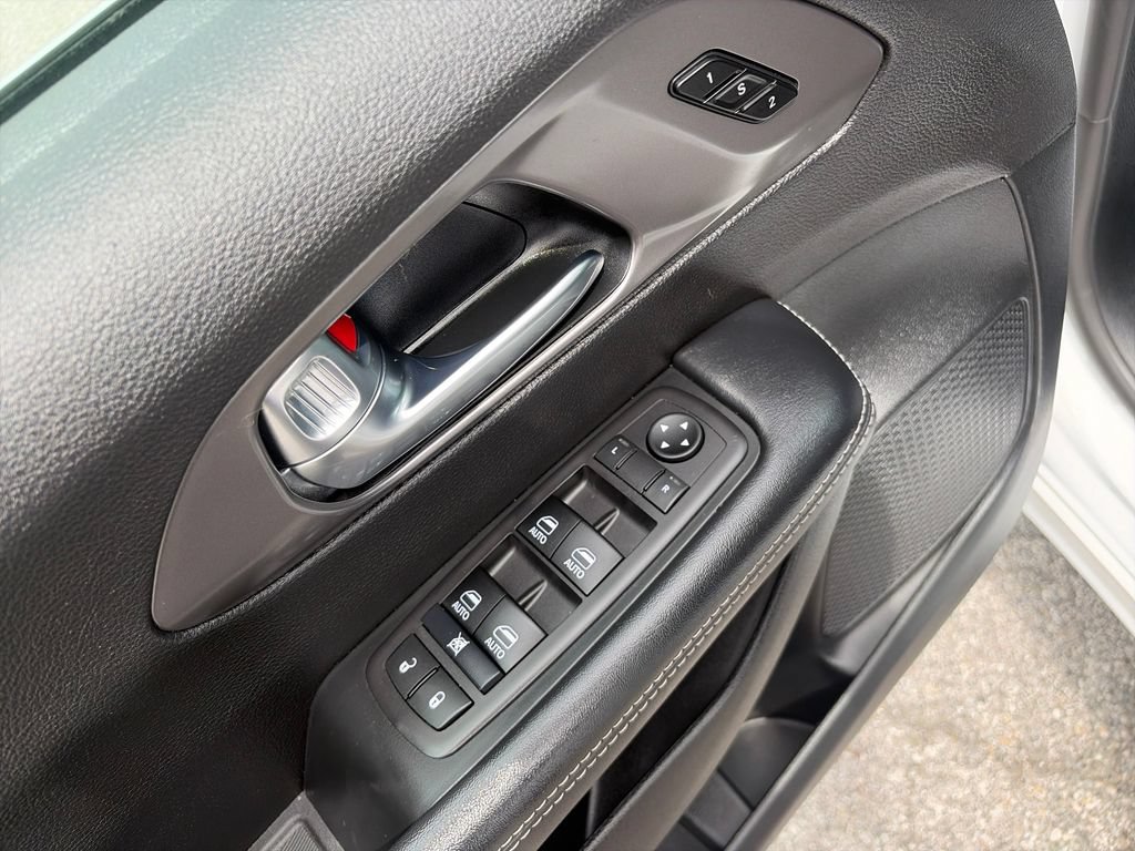Used 2026 Chrysler Pacifica Select FWD image 12