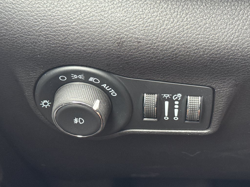 Used 2024 Jeep Compass Latitude AWD/4WD image 29
