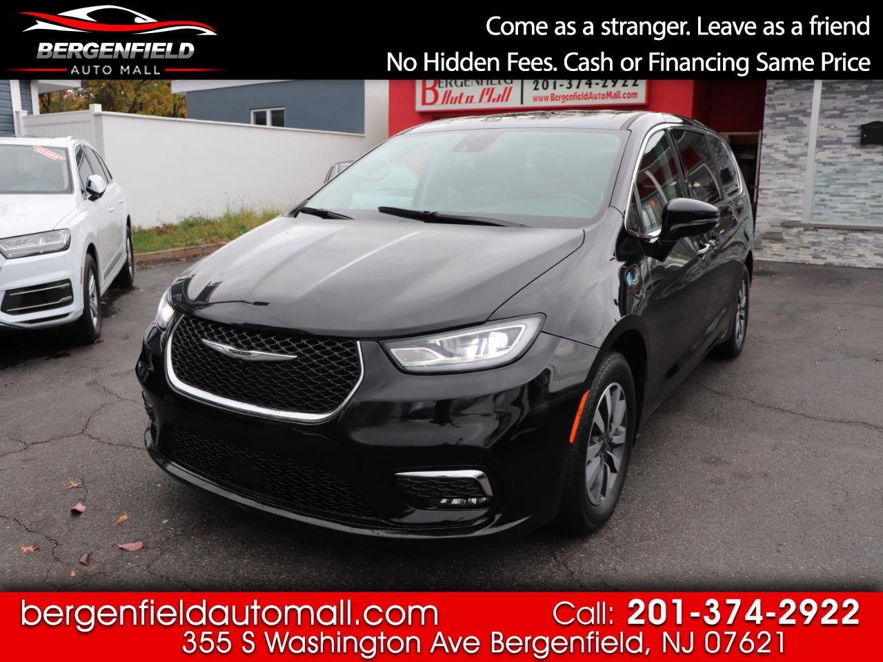Used 2024 Chrysler Pacifica Limited image 1