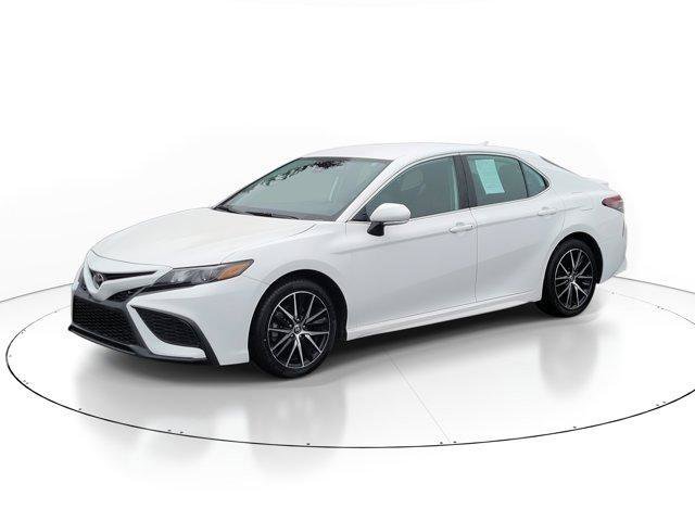Used 2024 Toyota Camry SE image 2
