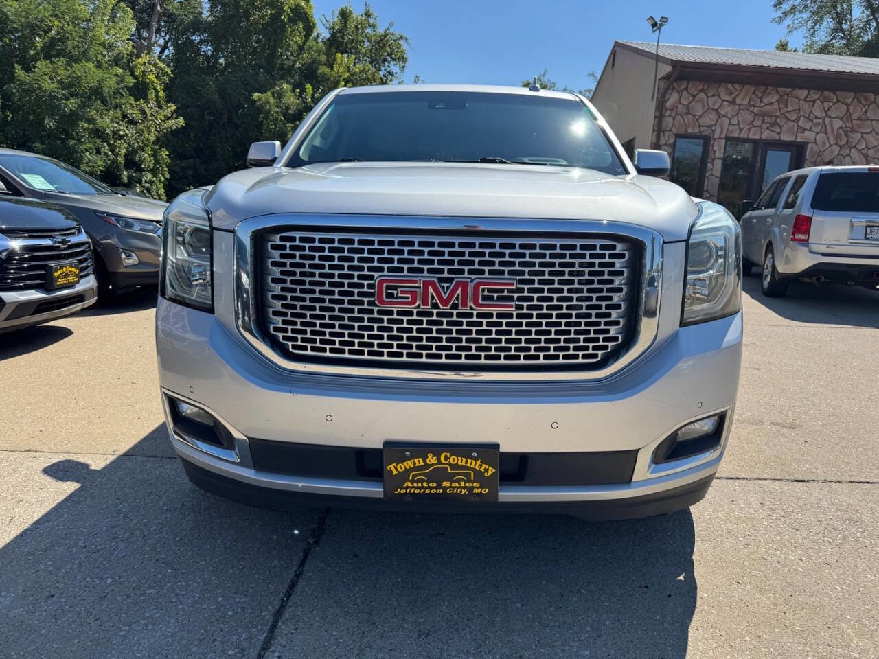 Used 2017 GMC Yukon Denali image 2