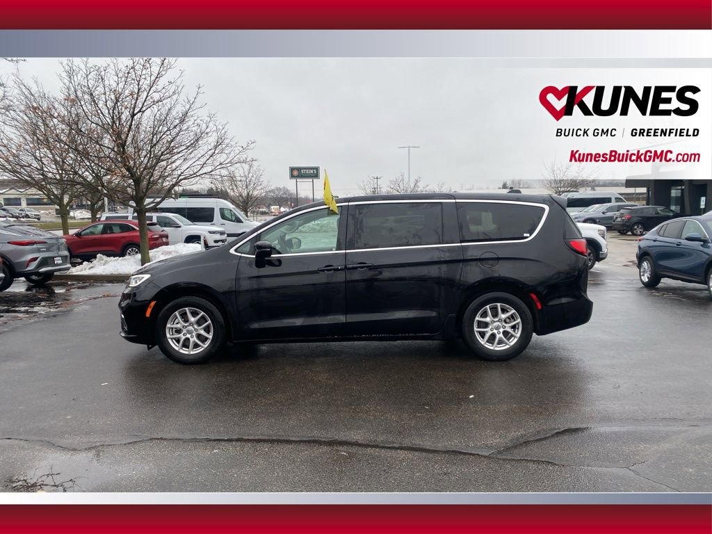 Used 2024 Chrysler Pacifica Touring-L image 8