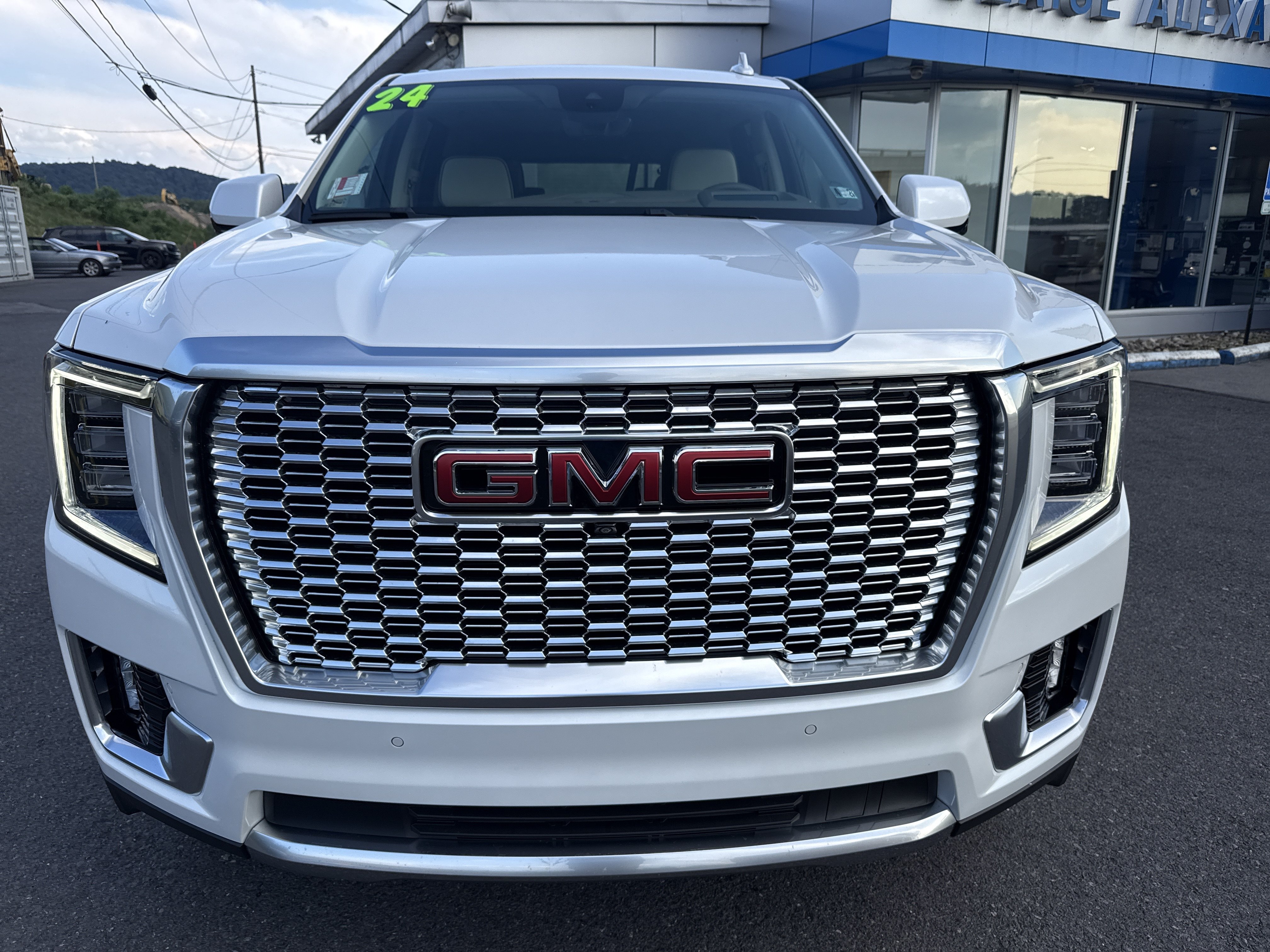 Used 2024 GMC Yukon Denali w/ Denali Reserve Package AWD/4WD image 8