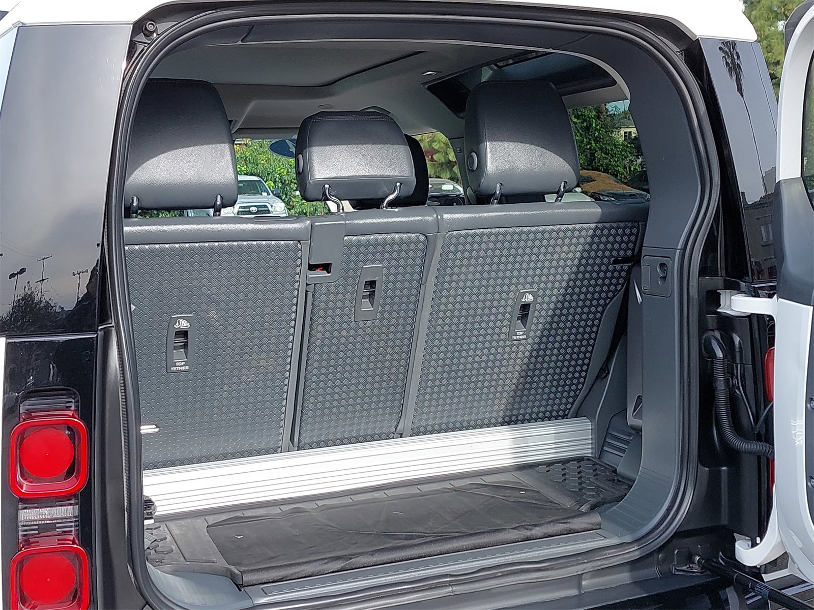 Used 2024 Land Rover Defender 90 X-Dynamic SE image 12