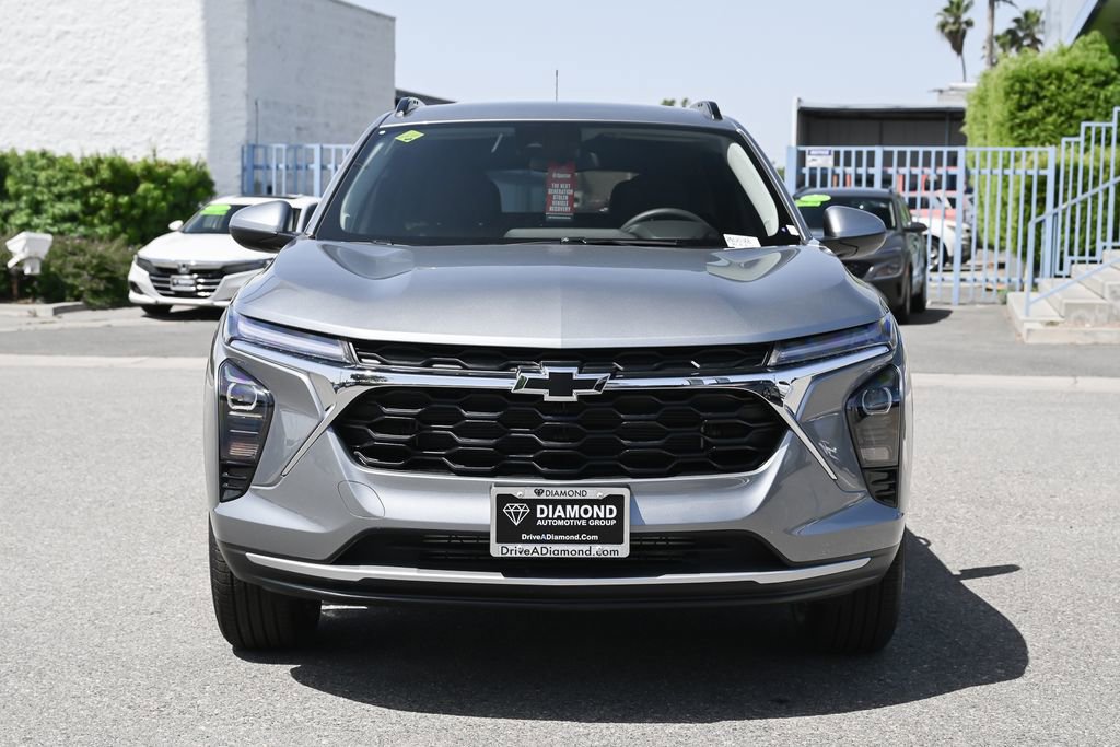 New 2026 Chevrolet Trax LT w/ LPO, Blackout Package FWD image 2