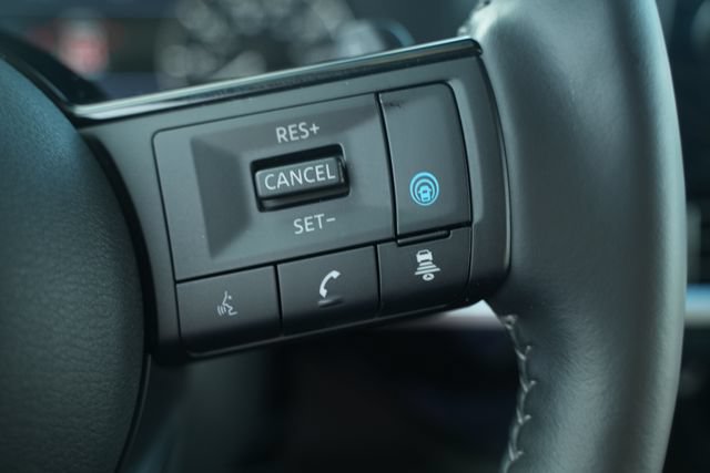Used 2025 Nissan Pathfinder SL AWD/4WD image 32