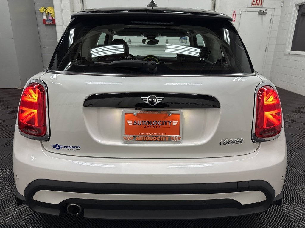 Used 2023 MINI Cooper 2-Door Hardtop image 9