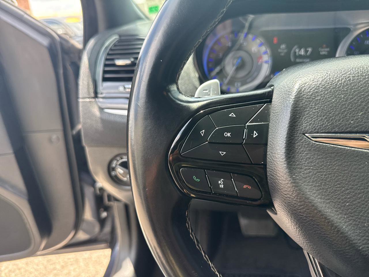 Used 2018 Chrysler 300 S w/ 300S Premium Group RWD image 16