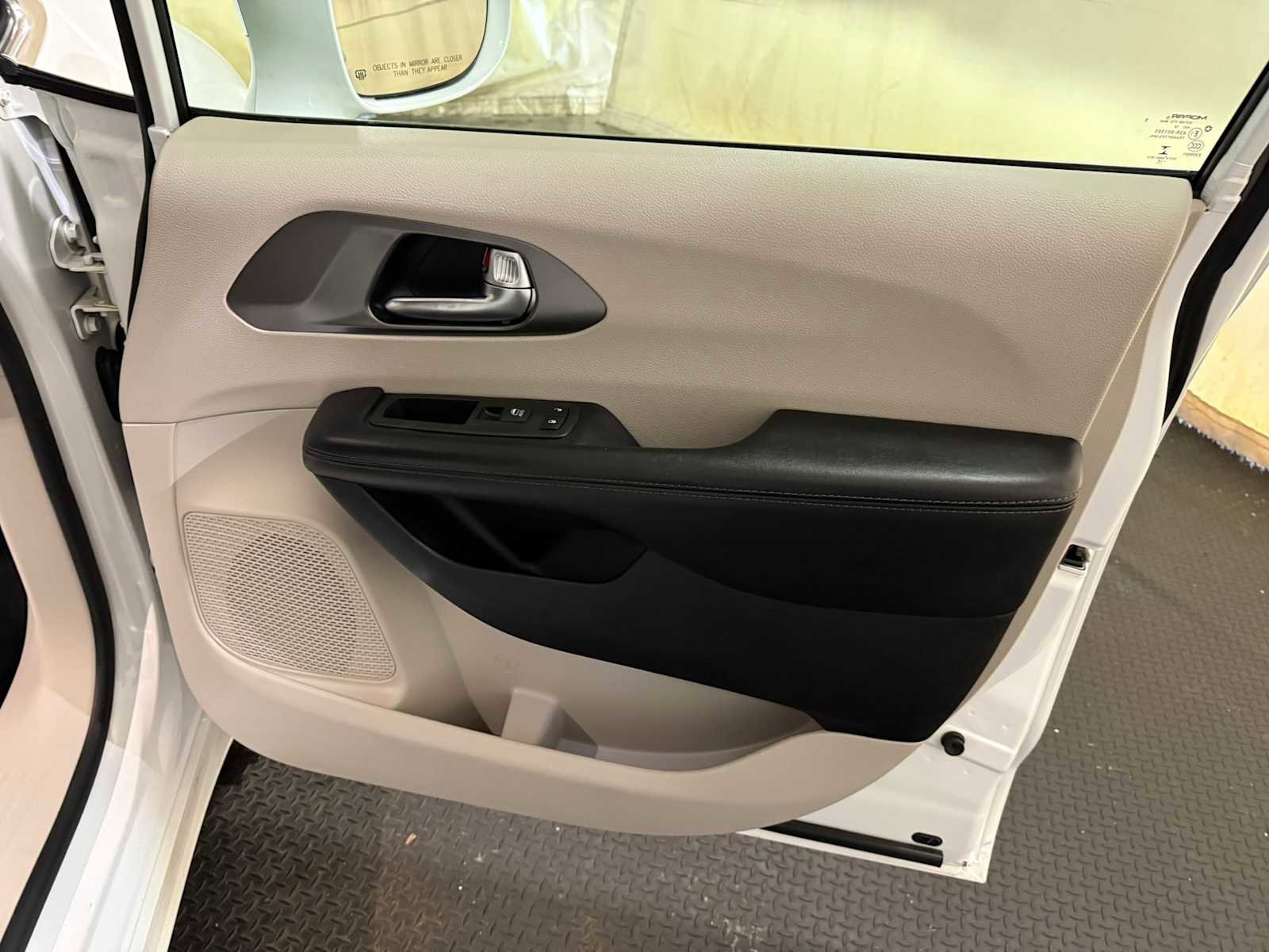 Used 2019 Chrysler Pacifica Limited image 27