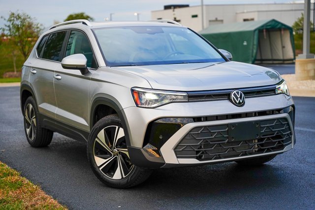 Certified 2025 Volkswagen Taos SE w/ Panoramic Sunroof Package image 2