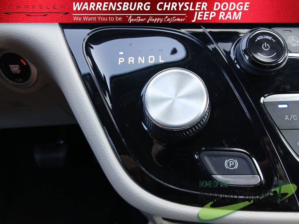 Used 2023 Chrysler Pacifica Touring-L image 28