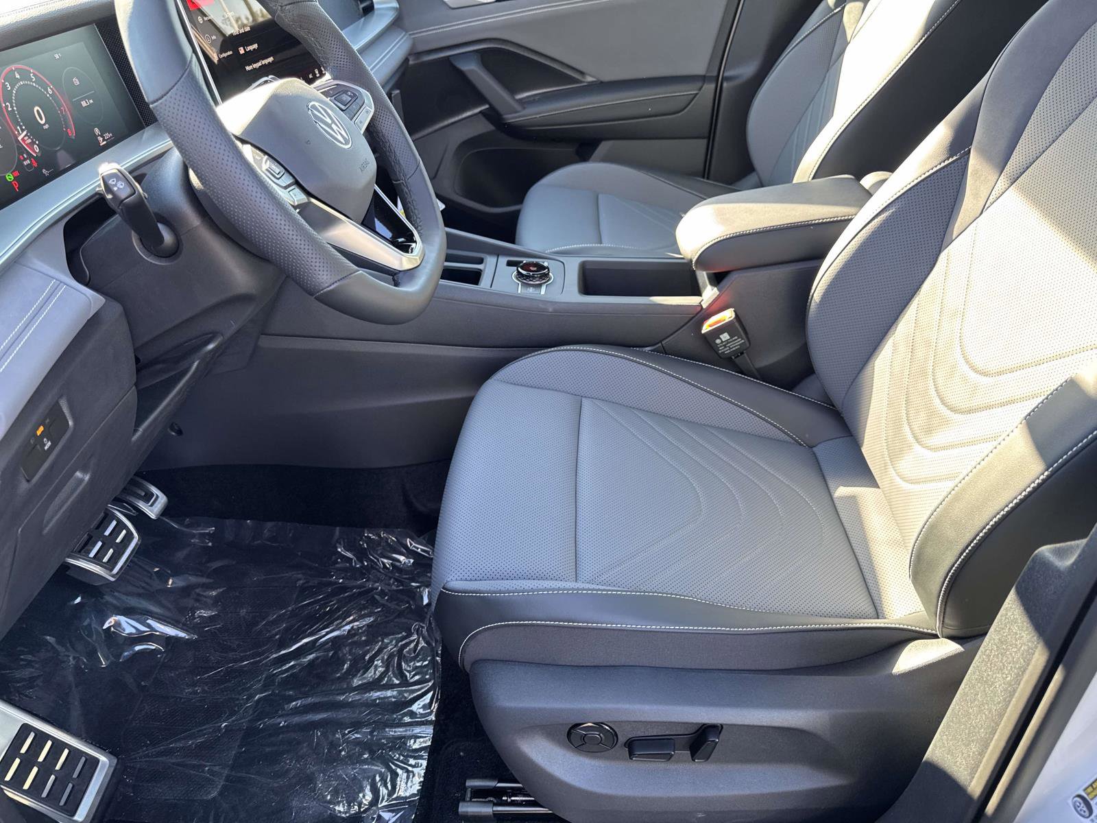 New 2026 Volkswagen Tiguan SE R-Line FWD image 13