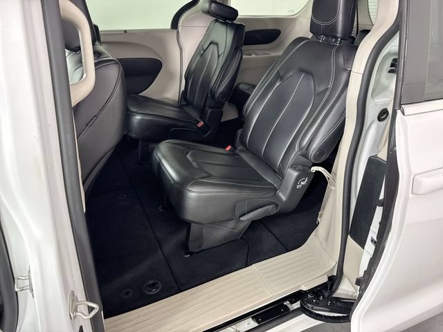 Used 2023 Chrysler Pacifica Touring-L FWD image 21