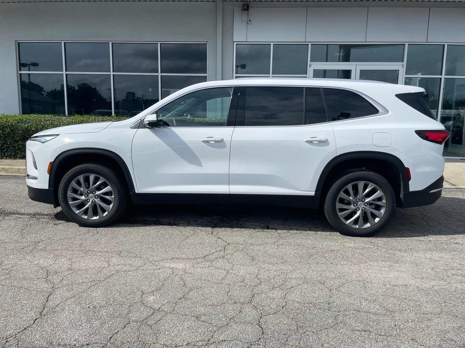 Used 2025 Buick Enclave Preferred FWD image 2