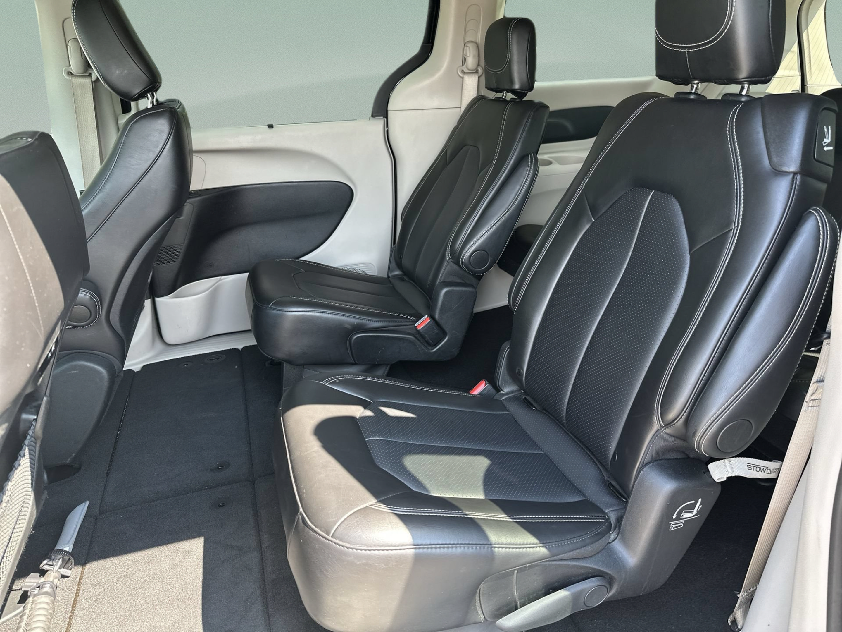Used 2024 Chrysler Pacifica Touring-L FWD image 23
