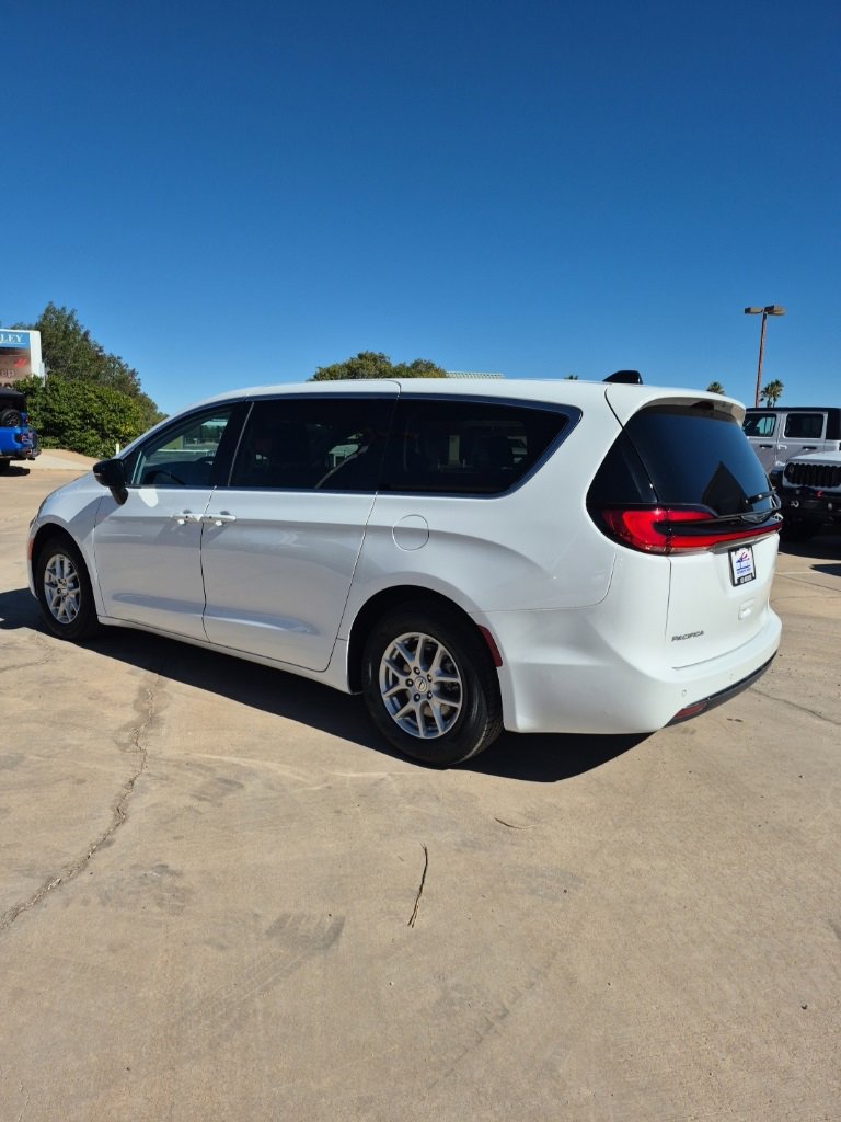 Certified 2024 Chrysler Pacifica Touring-L image 7
