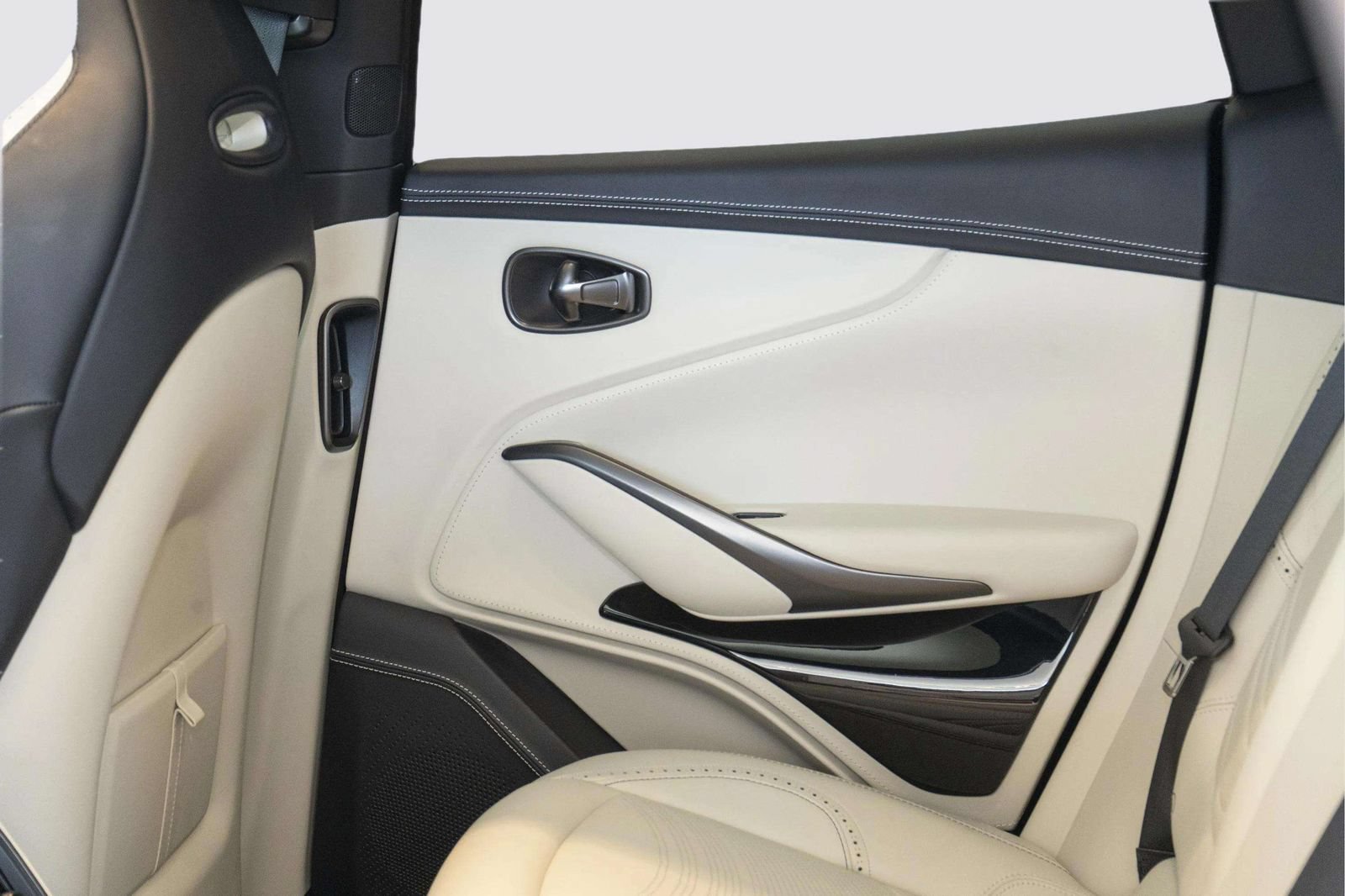 Used 2024 Aston Martin DBX AWD/4WD image 49