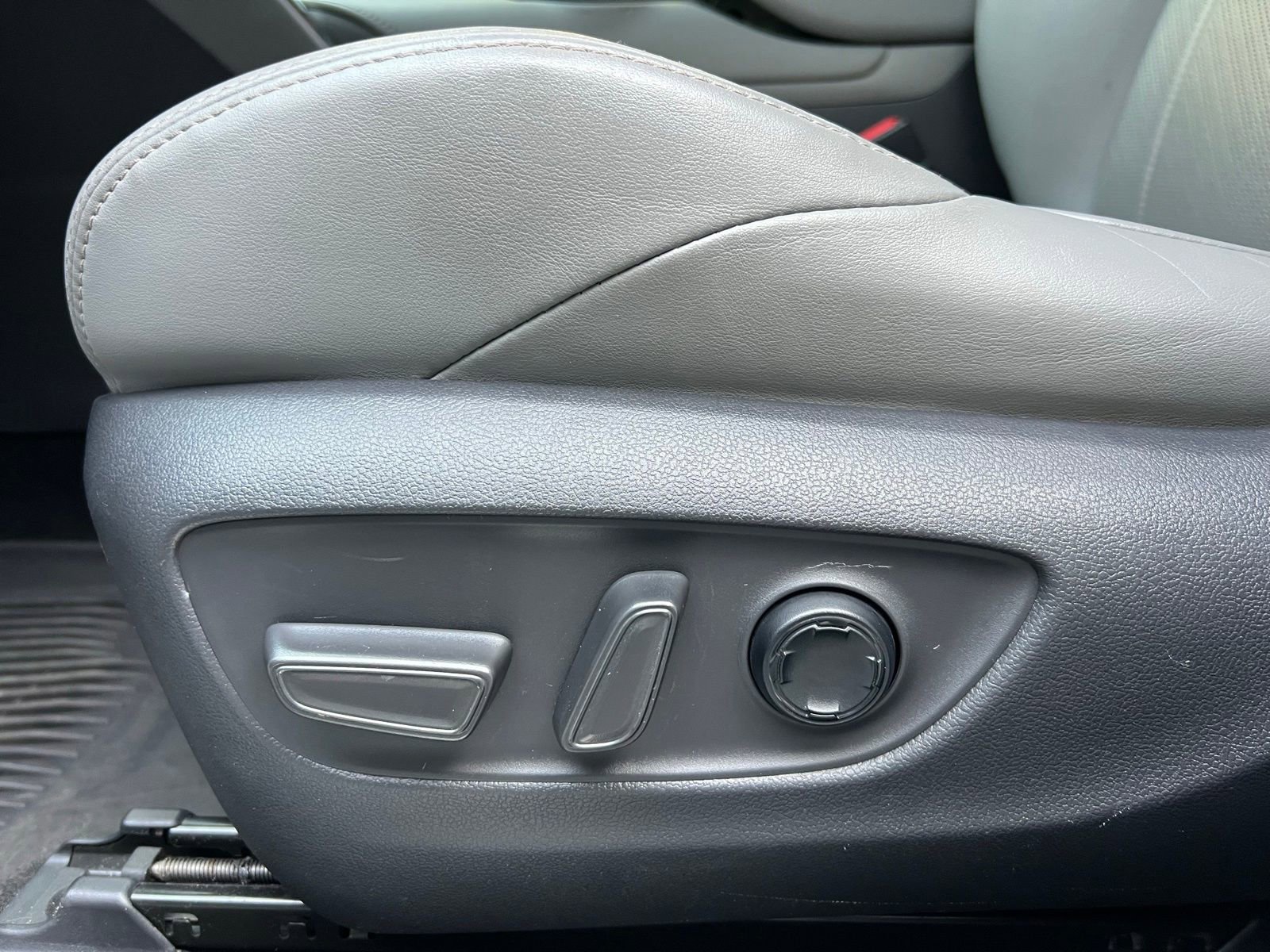 Used 2021 Toyota Venza Limited image 25