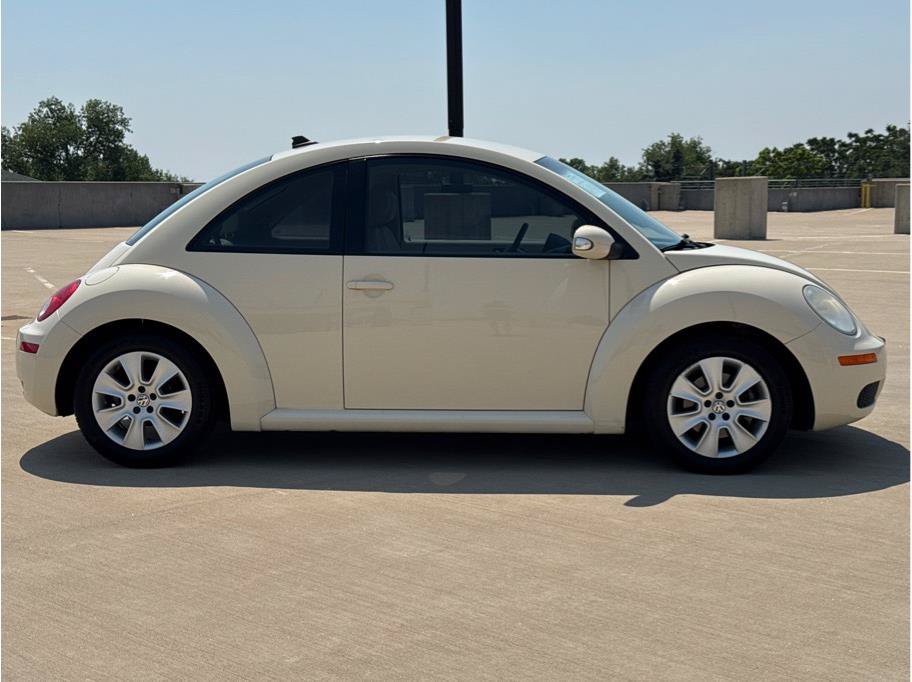Used 2010 Volkswagen Beetle Final Edition FWD image 9
