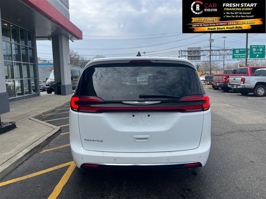 Used 2023 Chrysler Pacifica Touring-L FWD image 5
